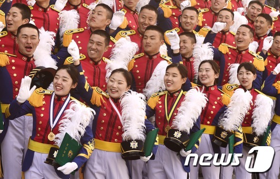 '女풍당당' 육사 졸업생도들