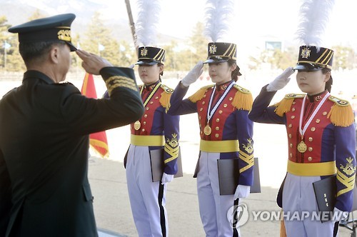 육군사관학교 73기 졸업식..女생도가 상 휩쓸어