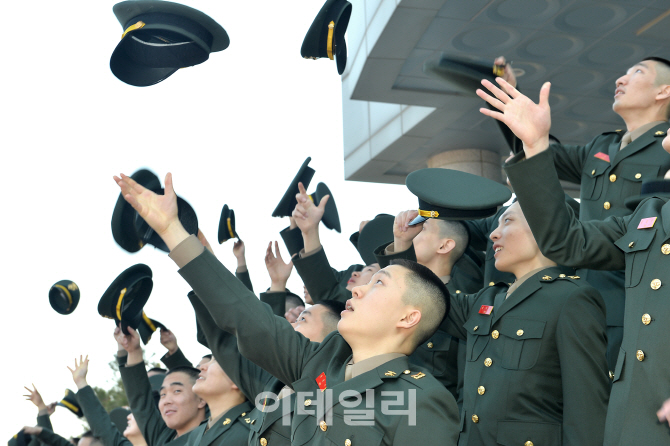해병대 첫 부사관학군단 1기 임관..