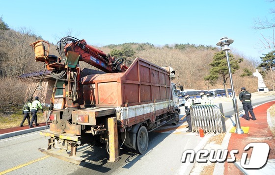 '사드 부지' 성주에 군 병력·물자 이동 시작 - 뉴스1