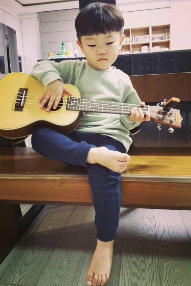 대박이. 다리 꼬고 우쿨렐레 연주하는 귀염둥이 '교회 오빠 포스' | 인스티즈