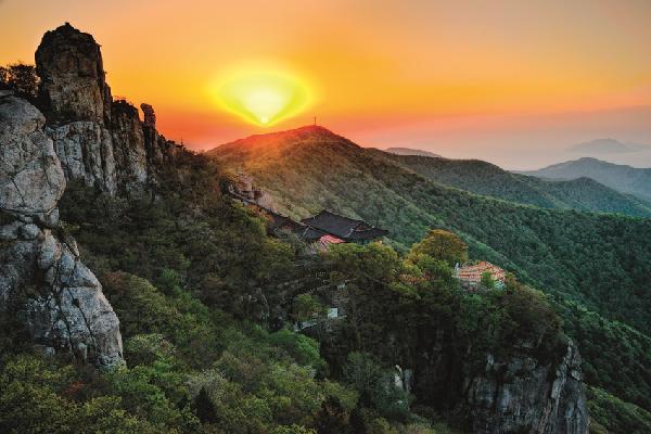 [월간산]이성계와 금산 산신 전설 등 수많은 전설을 간직한 남해 금산의 보리암 앞바다에서 찬란한 일출의 장관을 연출하고 있다. 사진 남해군청 제공