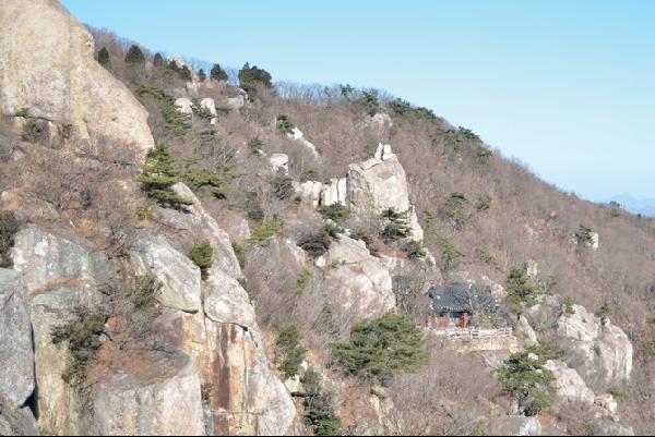 [월간산]이성계가 백일기도를 했다는 장소인 남해 금산 영응기적비(암자 있는 곳)와  삼불암(점선 안).