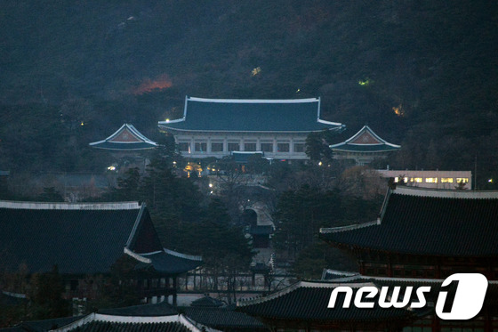 헌재 선고 임박에 긴장감 감도는 靑..상황 예의주시 - 뉴스1