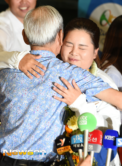 리우올림픽 후 귀국 현장에서 할아버지 박병준 씨와 포옹하는 박인비(뉴스엔DB)