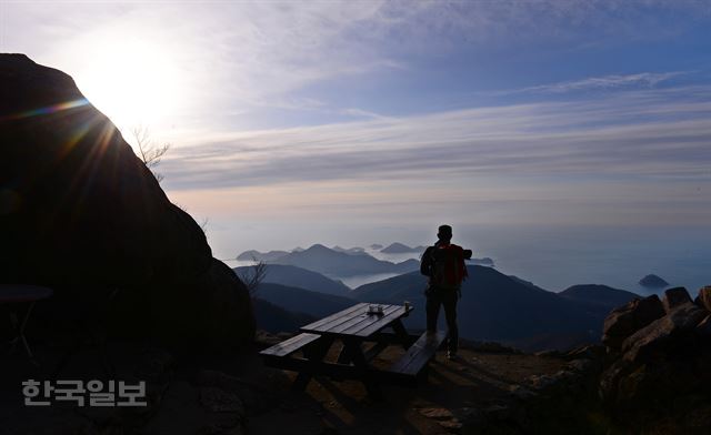 금산산장에서 본 다도해 풍경. ‘1박2일’에 소개된 후 산장 앞 탁자는 사진 명당으로 유명세를 타고 있다. 남해=최흥수기자