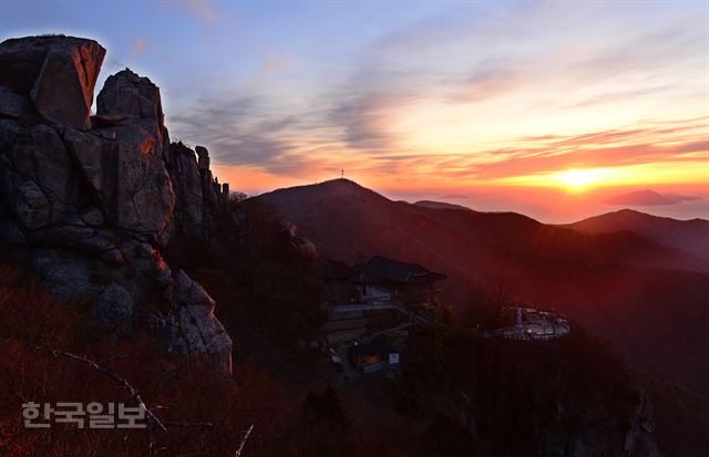 금산 보리암 일출 장면. 정상 바로 아래 가파른 바위언덕에 자리잡고 있다.