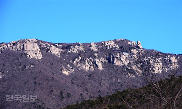 상주해변에서 올려다 본 금산의 모습. 바위봉우리마다 이름을 붙여 금산 38경으로 부른다.