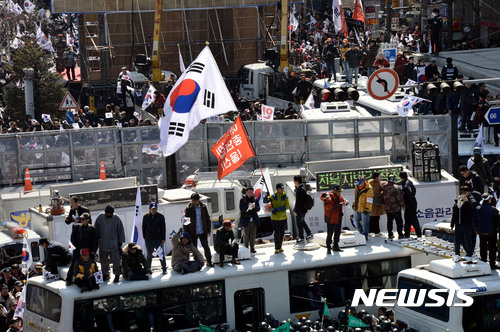 경찰, 탄핵 선고일 철제 사다리로 기자 폭행한 50대男 구속영장 - 뉴시스