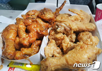 정부-치킨업계 CEO 간담회, 불참 예고한 BBQ 참석 '반전' - 뉴스1