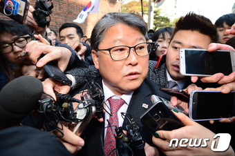 박근혜, 사저서 둘째날..조원진 