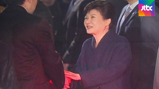 [청와대] 박 전 대통령, '자택 정치' 시동..수사 대비? - JTBC
