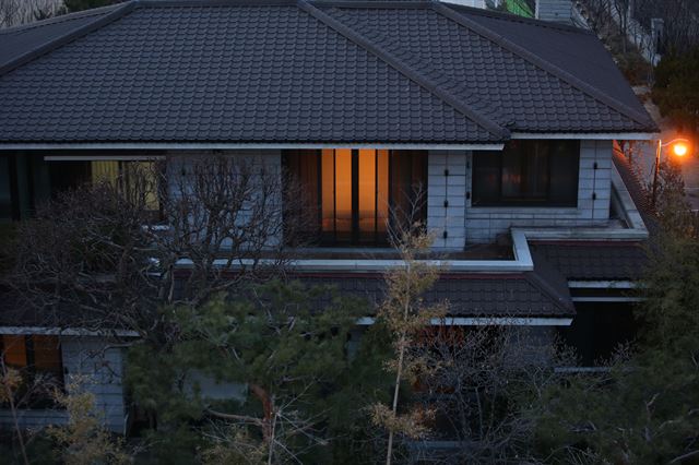 박근혜 전 대통령이 삼성동 자택에 머물고 있는 가운데 13일 오후 서울 강남구 삼성동 박근혜 전 대통령 사저에 불이 켜지고 있다. 사진공동취재단