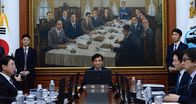 [한국은행의 딜레마] 금리 내려도 효과 없고, 물가는 오르는데 대책 없이 현상유지 급급한 한국은행 - 이코노미조선