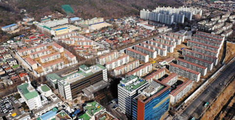 GS건설·현대건설·대우건설 등 대형 건설사들이 파격 조건을 걸고 재건축 수주전에 나선 경기도 과천 주공1단지의 모습. /GS건설
