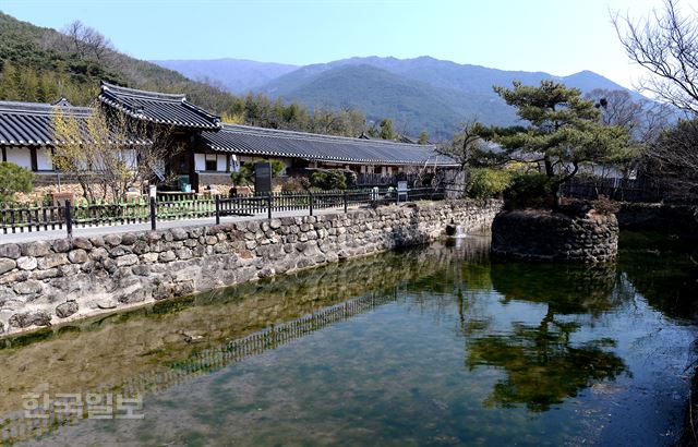 운조루 앞 연못.