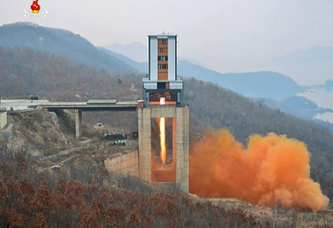 고강도 도발 카드 비치는 北..'3말4초' 실현가능성은 - 이데일리