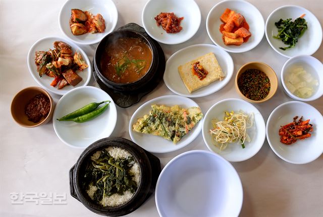 동박골 식당의 돌솥곤드레밥 정식(9,000원).