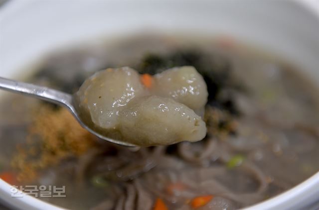 생감자를 갈아 앉힌 전분으로 감자옹심이.