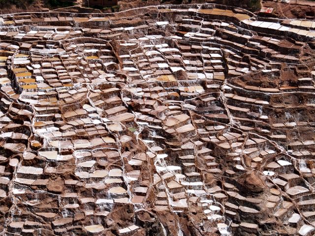 신성한 계곡의 진미, 소금이 돈다발처럼 나오는 계단식 밭(Salineras de Maras)이다.