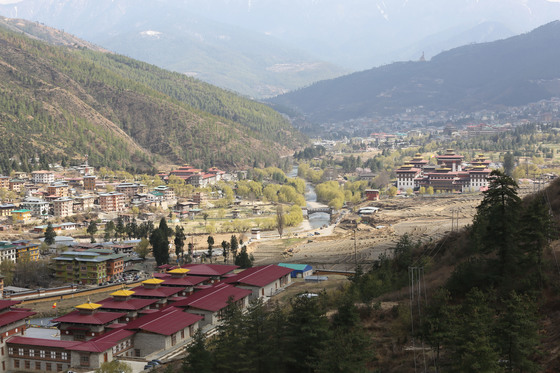 부탄 팀푸 시내 전경. 붉은 지붕이 국왕 집무실이 있는 타시초에 종(Dzong)