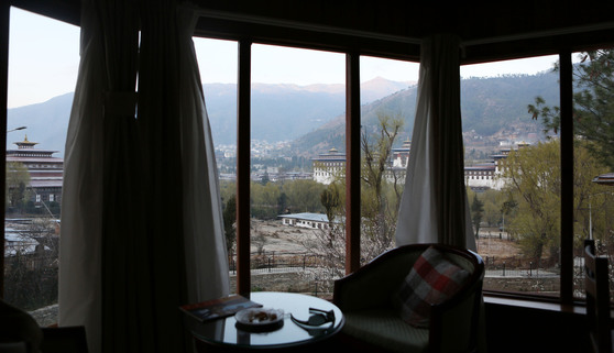 타시초에 종(Dzong)이 보이는 호텔. 새벽에 사원의 종소리를 들을 수 있다.