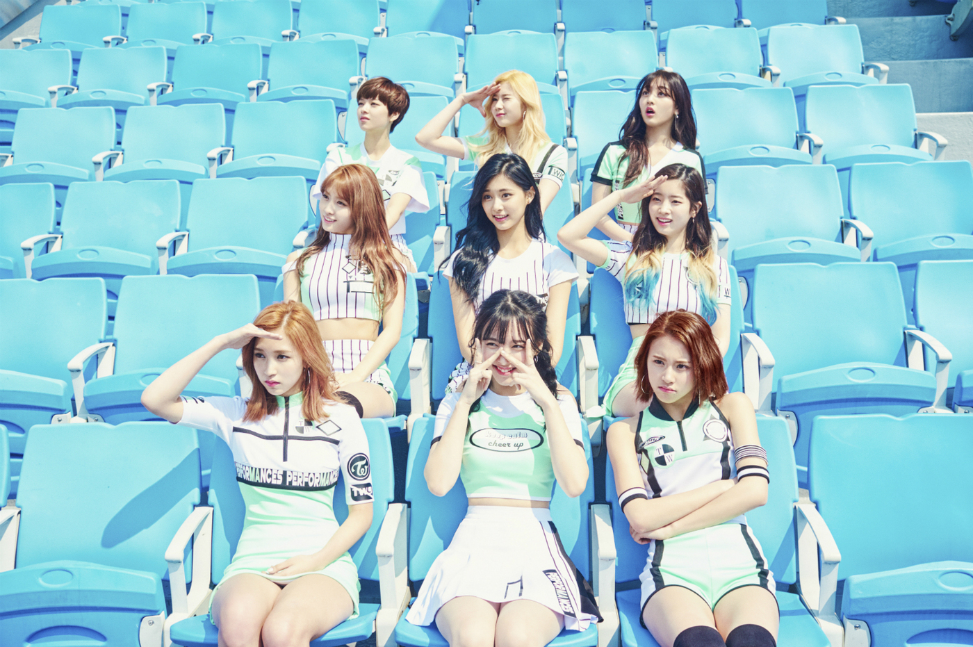 트와이스 &apos;치어업&apos; 1년째 차트인 &apos;롱런 파워&apos;