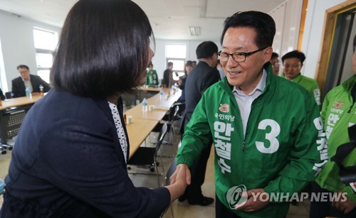강원 방문한 박지원 대표에게 난동 부린 40대 경찰에 연행 - 연합뉴스