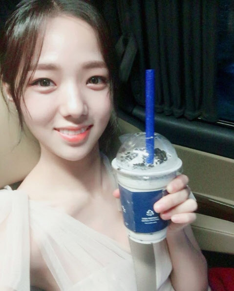 '역적' 채수빈, 흰 드레스에 가냘픈 목선..음료보다 쇄골에 '눈 가네'