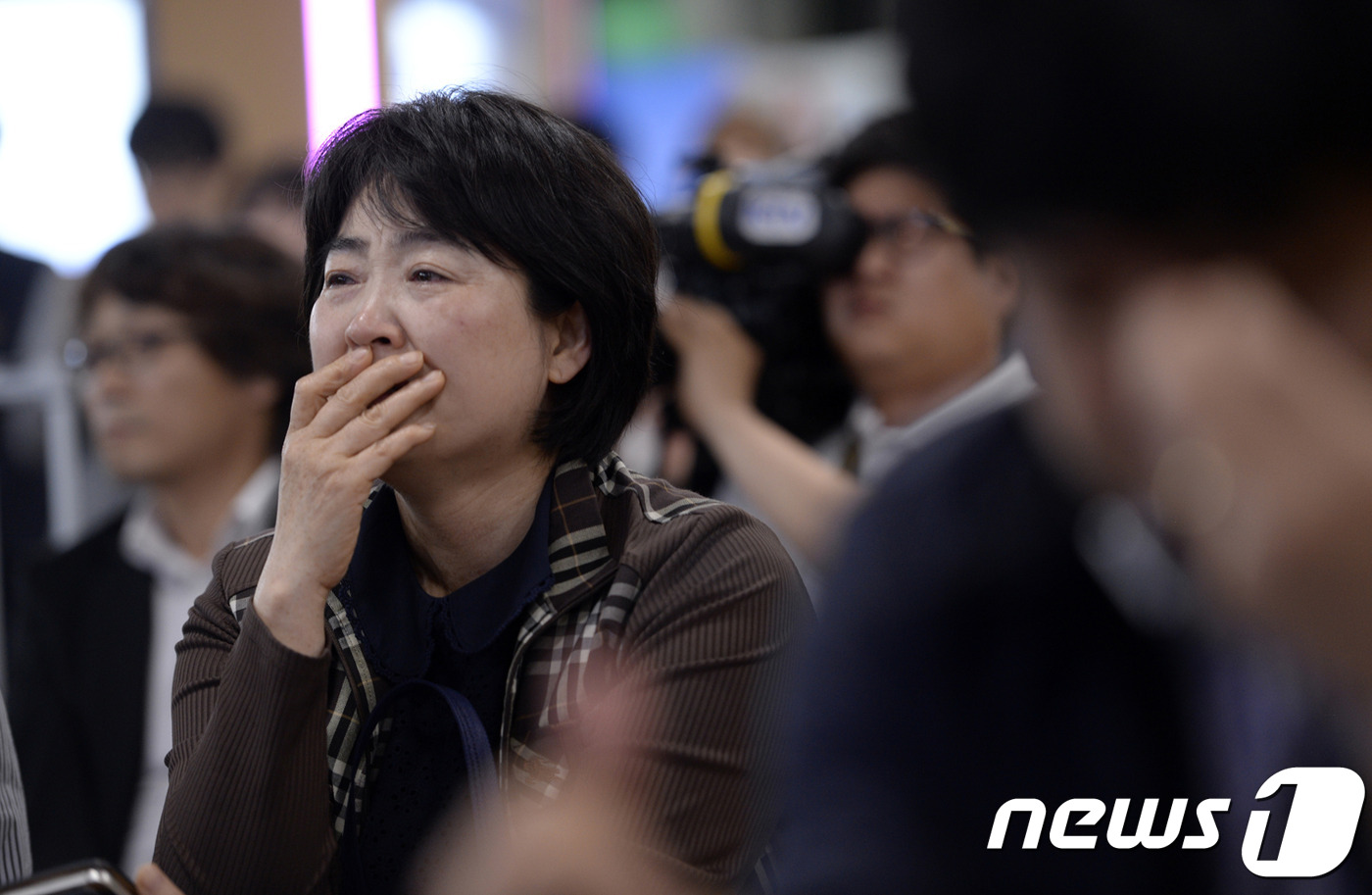 손에 땀을 쥐게 한 출구조사 발표..환호·탄식 엇갈려 - 뉴스1
