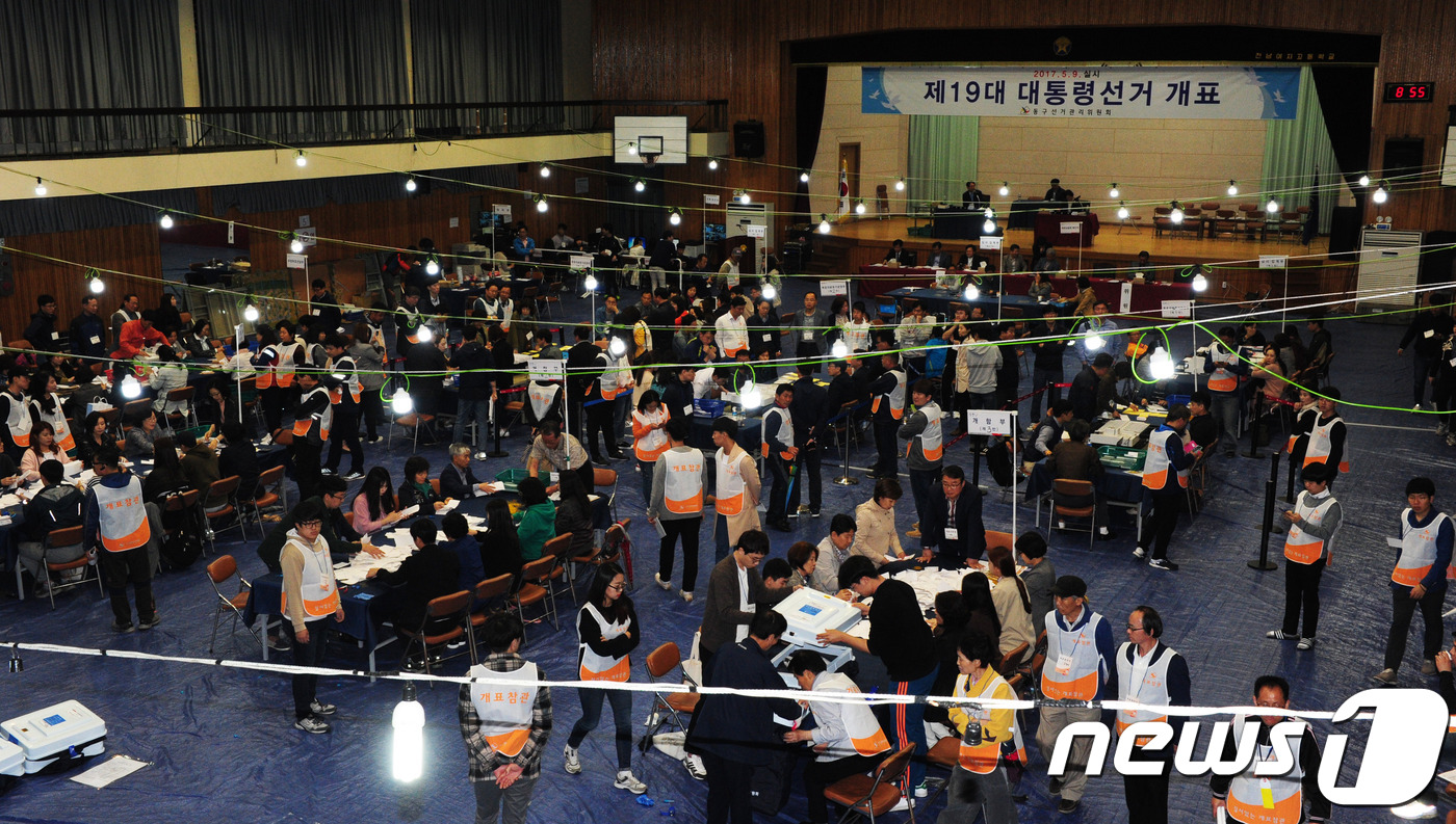 투표 열기 뜨거웠던 野 심장 광주..선거 결과는 차분히 - 뉴스1