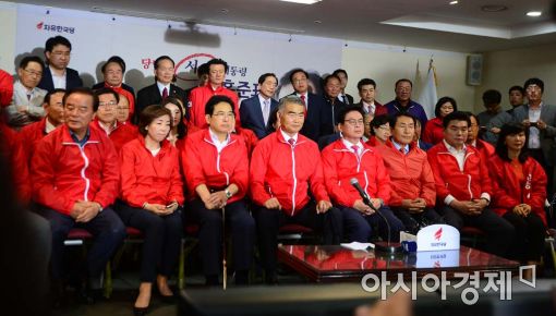 한국당, 출구조사 결과에 '침통'..