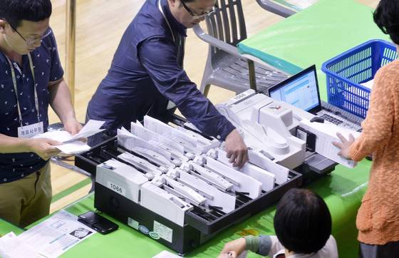 '투표율 1위' 광주, 투표지 분류기 오작동..개표 잠정 중단 - 중앙일보