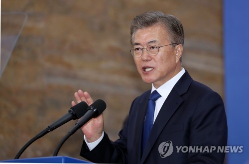 (서울=연합뉴스) 백승렬 기자 = 문재인 대통령이 10일 오전 서울 여의도 국회 로텐더홀에서 열린 제19대 대통령 취임식에서 취임선서를 하고 있다.     srbaek@yna.co.kr