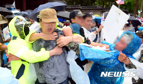 홍준표 vs 조원진.... 내부분열로 싸움난 오늘자 태극기집회 ㄷㄷㄷ JPG | 인스티즈
