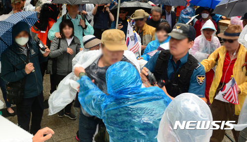 홍준표 vs 조원진.... 내부분열로 싸움난 오늘자 태극기집회 ㄷㄷㄷ JPG | 인스티즈