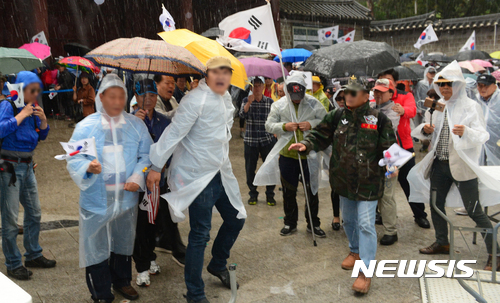 홍준표 vs 조원진.... 내부분열로 싸움난 오늘자 태극기집회 ㄷㄷㄷ JPG | 인스티즈