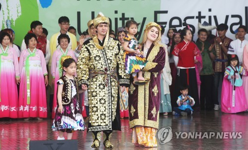 각 나라 전통의상 뽐내는 참가자들