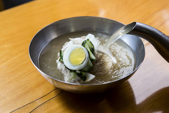 냉면은 겨울에 먹어야 제맛이라지만 낮 기온 30도를 넘나드는 이 계절에 시원한 육수 생각이 간절한 건 어쩔 수 없다. 저렴한 가격(7500원)으로 평양냉면을 맛볼 수 있는 부원냉면의 물냉면. 김성룡 기자