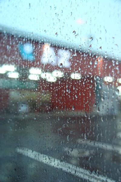 [헬스조선]비가 오는 장마 시즌에는 기압이 낮아지면서 몸에 여러 이상 증상이 생길 수 있다/사진=헬스조선 DB