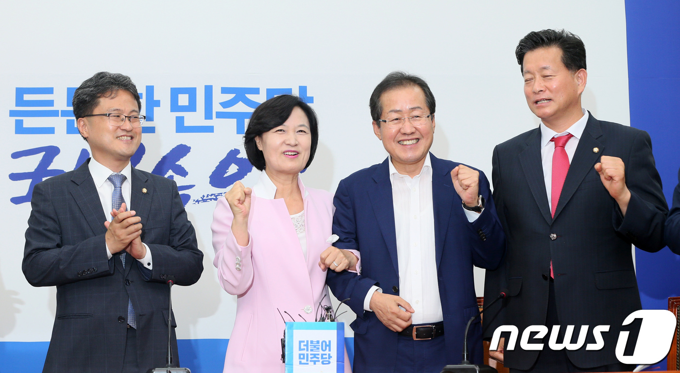 문재인 대통령 축하난 받은 홍준표 대표 (팔짱낀 추미애대표) | 인스티즈