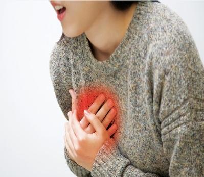 [health chosun]가슴의 압박, 불규칙한 심장박동, 호흡곤란 등의 전조증상이 있으면 심장마비를 주의해야 한다/ 사진=헬스조선 DB