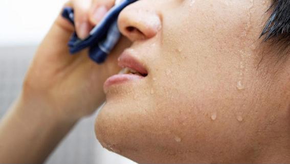 [헬스조선]사진설명=열사병 환자에게 함부로 음료를 마시게 하는 것은 위험하다/사진=헬스조선 DB