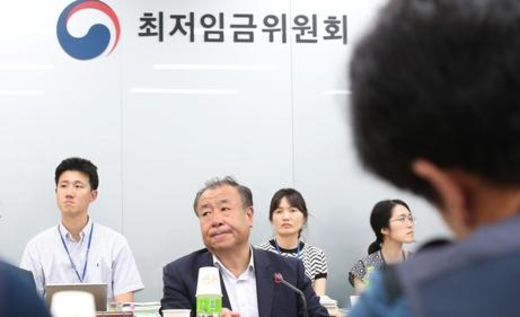 中企 추산액 15조, 공무원 호봉 인상 불가피..정부 3조로 최저임금 파장 막을 수 있나 - 조선비즈