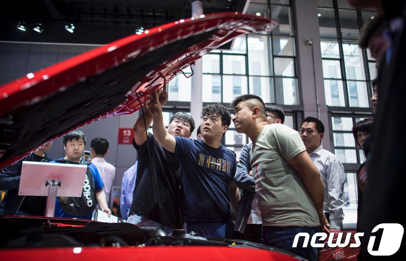 올해 4월 열린 상하이 국제 모터쇼에서 한 방문객이 포드차를 살펴보고 있다. © AFP=뉴스1