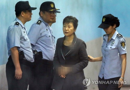 '발가락 통증' 박근혜, 재판 마치고 병원행 예정 - 연합뉴스
