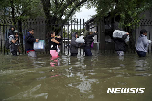 하비가 강타한 휴스턴에서 홍수로 고립된 수백명 구조작전.. 강우량 1.3미터