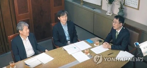 (서울=연합뉴스) 청와대 홈페이지에 특정 청원이 30일간 20만 명 이상이 추천할 경우 청원 마감 이후 30일 이내에 각 부처 장관이나 청와대 수석 등 책임 있는 당국자가 공식 답변을 내놓기로 했다고 청와대가 25일 밝혔다.      청와대는 홈피 청원 1호 응답으로 최근 10대 소녀들의 8세 아동 살해 사건으로 쟁점이 됐던 '소년법 개정' 문제를 선정해 윤영찬 국민소통수석의 진행으로 열린 조국 민정수석, 김수현 사회수석과의 대담을 이날 공개했다. 2017.9.25 [유튜브 캡처=연합뉴스]      kjhpress@yna.co.kr