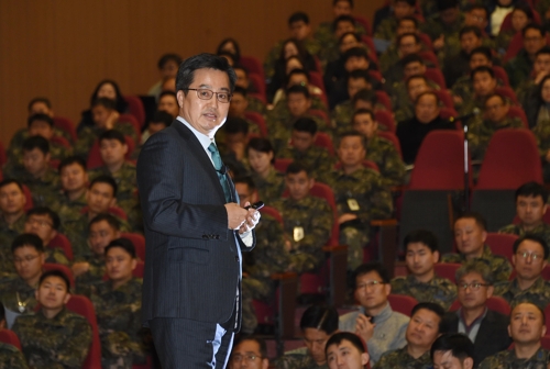 김동연 경제부총리 겸 기획재정부 장관이 21일 오전 육해공 3군 본부 통합 기지(계룡대)에서 군 간부들을 상대로 강연하고 있다. [기획재정부 제공=연합뉴스]