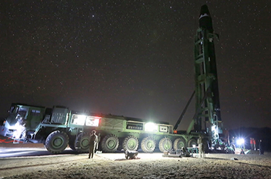 지난달 29일 북한 전략군이 대륙간탄도미사일(ICBM)인 화성-15형을 똑바로 세우고 있다. 북한 매체는 이 미사일이 미국 전역을 타격할 수 있다고 주장했다. 중앙일보 군사안보연구소 조사 결과 북한은 2012년 전후로 미사일 부품·소재 핵심 기술을 확보했다. [조선중앙통신=연합뉴스]